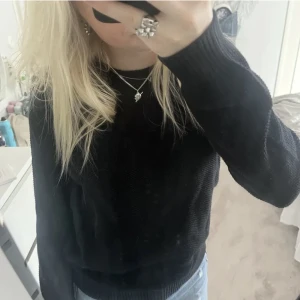 Svart stickad tröja - Lånade bilder av en tröja jag köpte här på Plick, säljer på grund av att den var lite stor men annars jätte fin, ser helt ny ut❤️