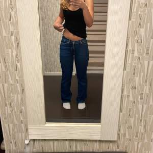 Midwaist straight jeans från weekday (modellen heter twig) som inte säljs längre! (i denna färg) Fint skick köpte för ca 5 månader sen💕nypris 590kr.  Innebenslängd-79cm Midjemått (rakt över)- 34,5cm Skriv för fler bilder eller mer info!💓