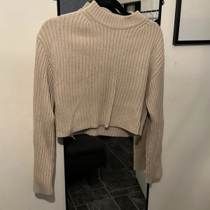 Stickad tröja - Super mysig och mjuk stickad tröja, den är lite croppad och sitter super fint på! Ärmarna är också lite utsvängda. 😇