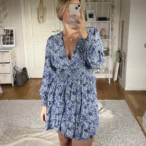 Jättefin blå klänning ifrån NAKD i storlek S. Använd ca 1-2 ggr och i jättebra skick. 💙