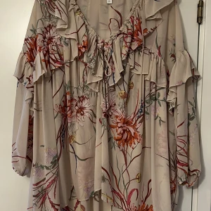 H&M blus - Jättefin skir blus från hm härlig vidd. Sparsamt använd storlek M