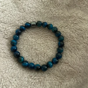 Blått marmor armband - Köpte den men den är för stor så har aldrig använt den.