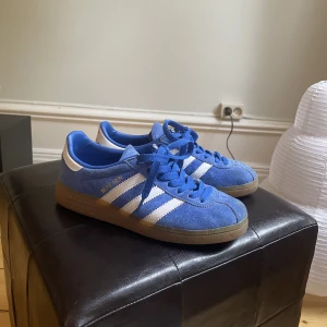 Feta sneakers adidas München 36 2/3 - Feta sneakers som är nästintill oanvända och i fint skick Storlek 36 2/3 passar även 37   Adidas München  