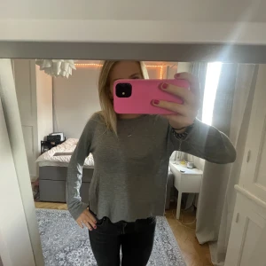 Zara tröja - Säljer denna fina gråa tröja från zara! 🤍🙌🏽 Inga defekter. 