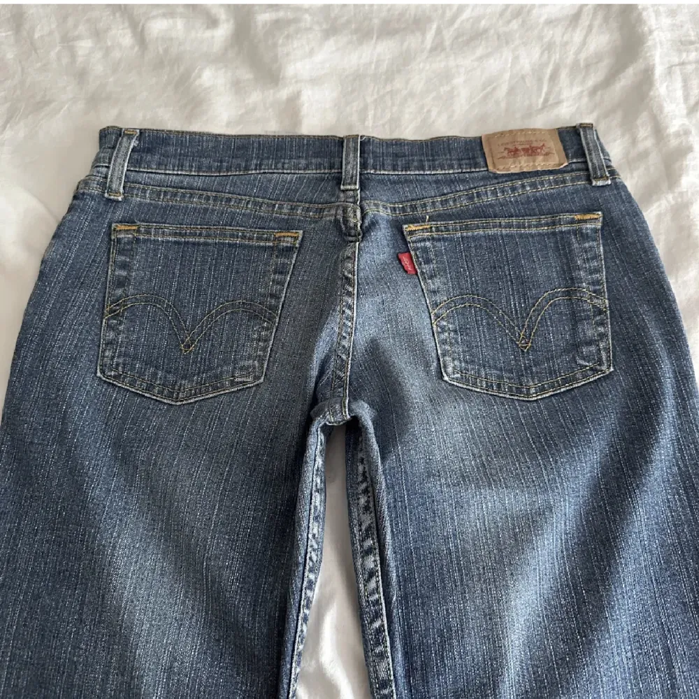 Jätte fina Lågmidjade Levis bootcut jeans. Säljer pga att dem tyvär inte passar mig, Midja 78 innerben 79. Tjejen på bilden är 165 cm lång💞 . Jeans & Byxor.