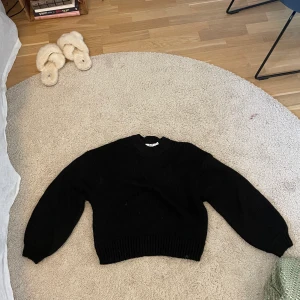 Stickad tröja  - Svart stickad tröja från NA-KD, använder ett fåtal gånger. 