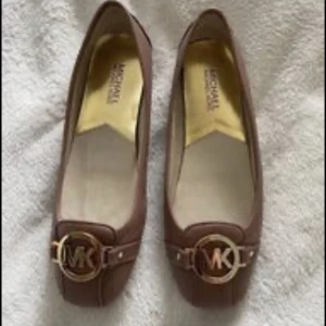 Micheal kors ballerinaskor - Har köpt ett par fina ballerinaskor från MK som nu inte kan returneras men är för små på mig så vill sälja dem vidare till någon som kommer att använda dem.   Storlek: 39 (men passar även 38!)   Nypris: ca 1300 kr.   Finns i Västerås. 