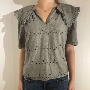 Blus - Jättefin blus från Whistles i london! Endast använd fåtal gånger och i superbra skick💗