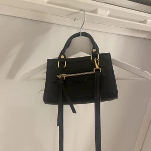 Väska  - Super söt och snygg liten väska. Passar till allt! Som ny, använd cirka 5 gånger. Säljer för att den inte kommer till användning längre. 