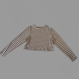 Randig långärmad tröja - En fin beige brun randig tröja som är perfekt för den kalla vädren😊