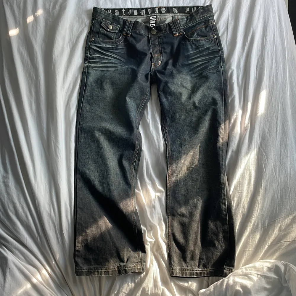 Ett par tvärfeta jeans som behöver ett nytt hem. Benöppning 24 cm midjemått tvärsöver 50 cm ytterbenslängd 100 cm Innerbenslängd 76 cm. Bild med dem på kan fås privat🙏Inga defekter eller så🤙🏻. Jeans & Byxor.