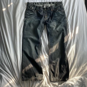 Jeans - Ett par tvärfeta jeans som behöver ett nytt hem. Benöppning 24 cm midjemått tvärsöver 50 cm ytterbenslängd 100 cm Innerbenslängd 76 cm. Bild med dem på kan fås privat🙏Inga defekter eller så🤙🏻