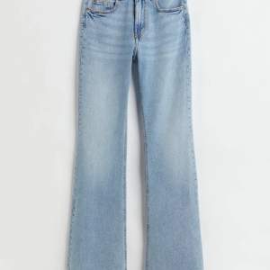 Ljusblå flare jeans från HM, midwaist i nyskick. Innerbenslängden är 80cm, midjemåttet är 80-85cm (37cm tvärs över) 