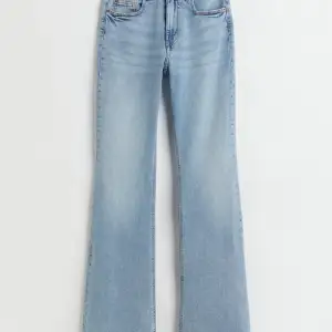 Ljusblå flare jeans från HM, midwaist i nyskick. Innerbenslängden är 80cm, midjemåttet är 80-85cm (37cm tvärs över) 