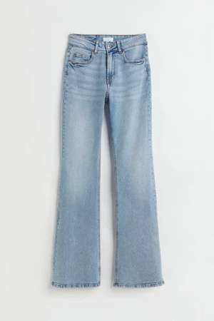 Flare jeans från HM - Ljusblå flare jeans från HM, midwaist i nyskick. Innerbenslängden är 80cm, midjemåttet är 80-85cm (37cm tvärs över) 
