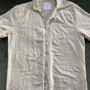 Jättefin herr linneskjorta från hollister i storlek M, nypris ca 500 kr köpt i Spanien 