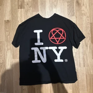 T shirt - Scarlet Tears  - De här är en as fet scarlet tears där de står I ❤️ NY som ja köpte för längesen. Änvänder tyvärr inte den längre o vill sälja. Den är skit bra condition o har inte alls använt den mycke. Storlek: Small 