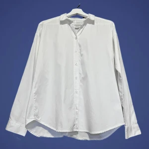 Vit skjorta stl S från Lager 157 - En helt ny vit skjorta som har hängt i garderoben och inte kommit till användning. 100% bomull.