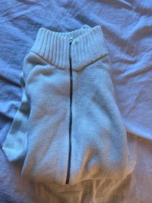 Zip tröja  - Zip tröja från h&m i storlek S. Mitt pris 70kr + frakt