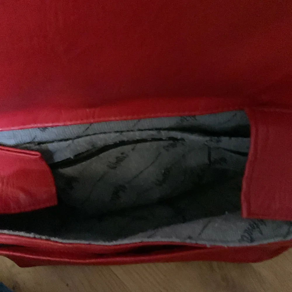 En jättefin röd väska jag köpte second hand i Spanien. Ordinariepris var 300 kr. Den är knappt använd och man får plats med mycket 😊. Väskor.