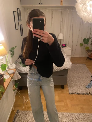 Jeans - Säljer dessa fina jeans pågrund utav att de är för långa och förstora för mig. Dom är högmidjade men endå fina! Använd ca 2 ggr. Har dock en fläck på ena fickan bak. Men försvinner nog i tvätten!!! 