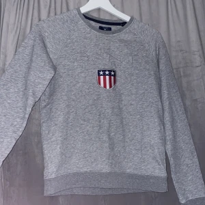 GANT sweatshirt  - Grå GANT sweatshirt i ny skick och köpt för ca 1.000kr