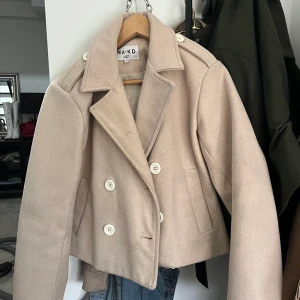 Kappa - Säljer den här beiga kappa från nakd. Den är i storlek 34 men är oversized🥳