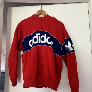 Adidas hoodie - Är i fint skick och str S dock så är den stor i storleken 