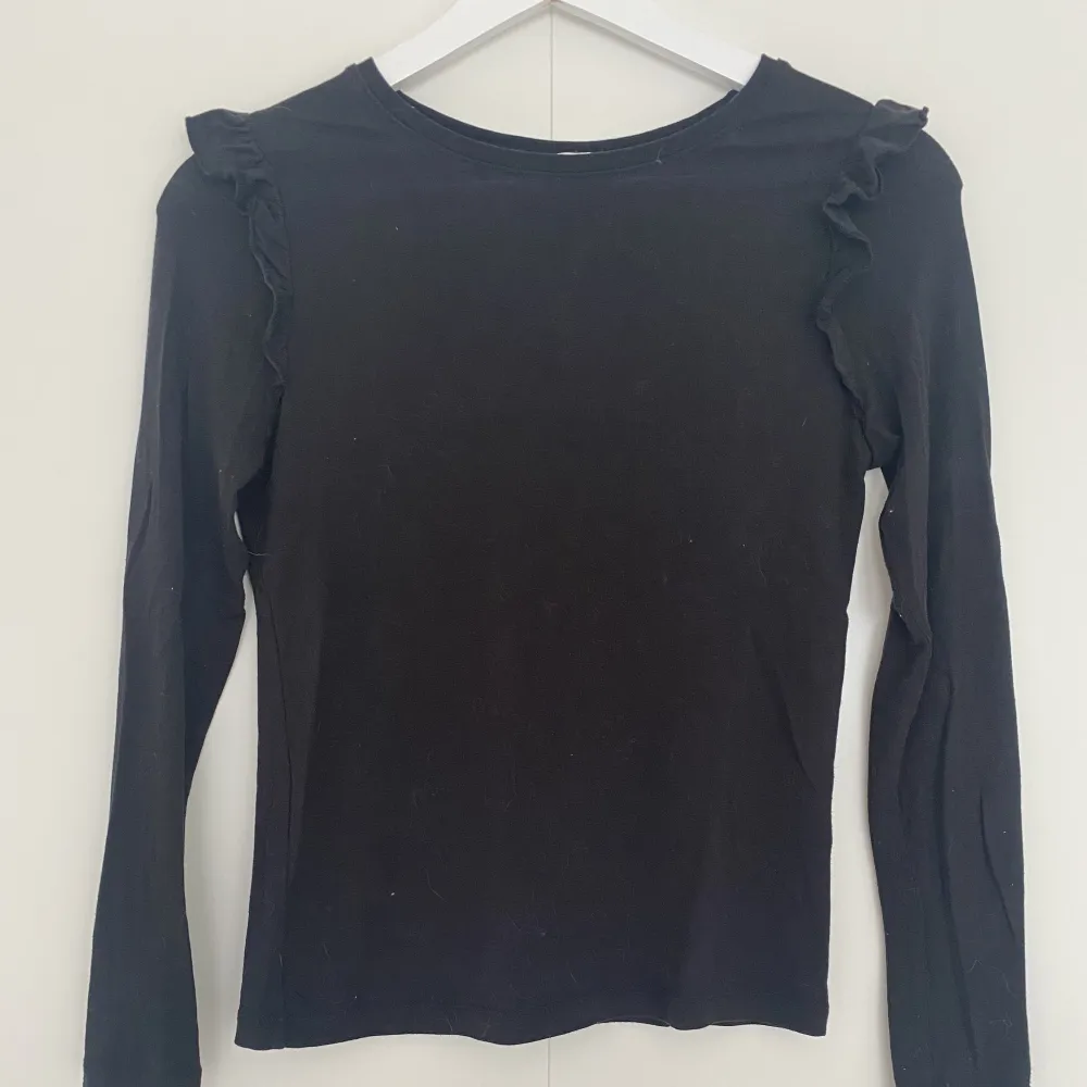 En superfin tröja som tyvärr inte passar längre. Den är från Cubus i strl. 146-152. Skulle säga att den passar en XS. Säljer för 60kr💕. Toppar.