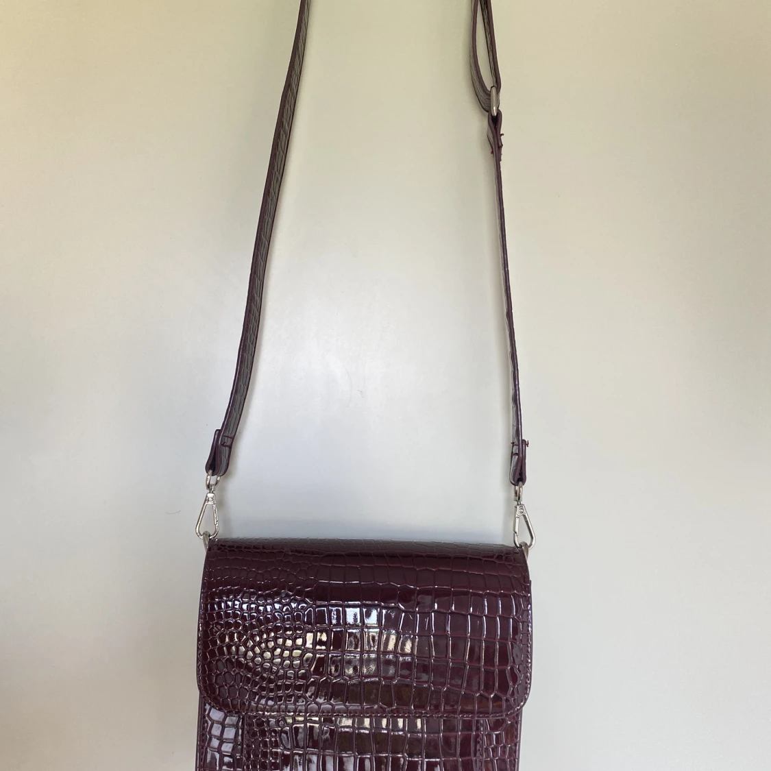 Hvisk axelrämsväska mörkröd/bordeaux - 90