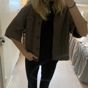 Trekvartsärmad jacka - Skitsnygg trekvartsärmad jacka, köpt secondhand men den är i mycket bra skick❤️
