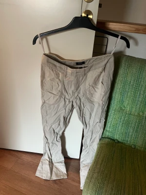 Linnebyxor - Jättesöta byxor i linne liknande material, i perfekt skick förutom att knappen tyvärr åkt av men det sitter en fastsydd i lappen som man lätt kan du fast, kan också behövas strykas 💕