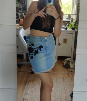 Kjol med blomdetalj - Så fin kjol som jag köpte på plick för några år sen men som jag inte får använding av länge. Älskar de svarta blomdetaljerna på sidan!