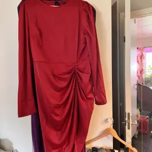 Röd klänning öppen rygg