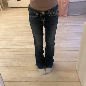 Lågmidjade True religion bootcut jeans i otroligt fint skick, köpte de nya från hemsidan för ca 4000kr och säljer för endast 900kr💓Midjemått är 36 tvärs över och innerbensmått är 82 och de är i den amerikanska storleken 27🫶