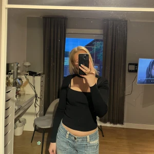 Zara topp - Svart topp från zara, knappt använd🩷