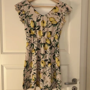 Blommig klänning - Använd ett fåtal gånger. 