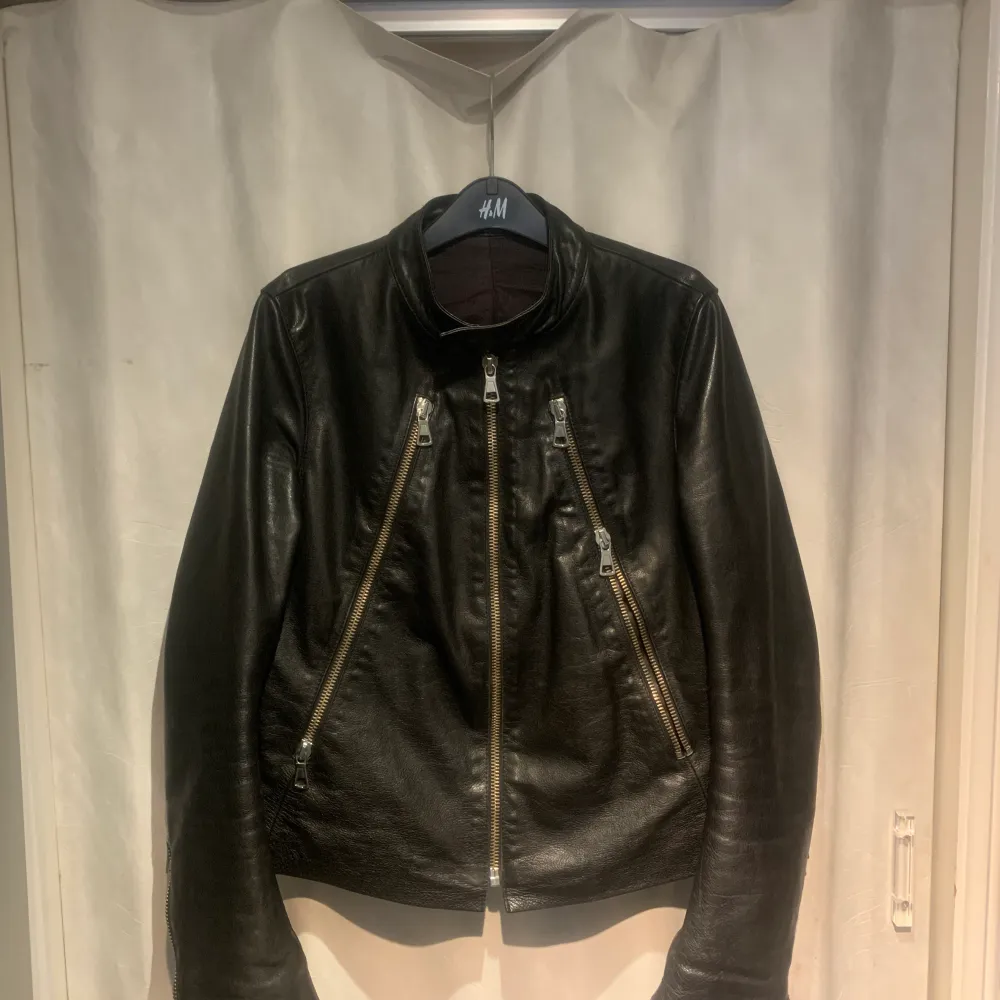 Maison Martin Margiela iconic 5 zip leather jacket, womens size 44(M) so fits a mens small A little so used bear in mind there are some damages on the inside of the jacket and some on the inside of the sleeve. Jackor.