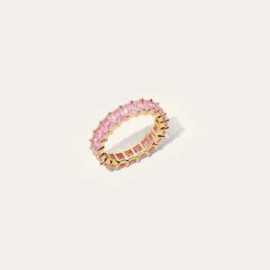 En Ani ring i guld och rosa färgen, ringen är använd fåtal gånger. Box medföljer. Hör av er för egna bilder. 