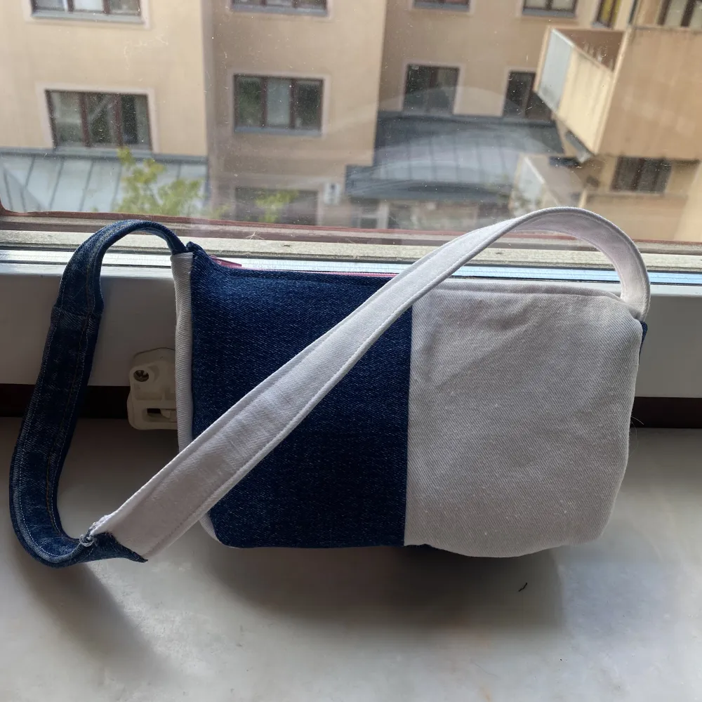 Handgjord mini baguette bag med återvunnet tyg ! Halv vit och blå denim med ett rosa blixtlås . Väskor.