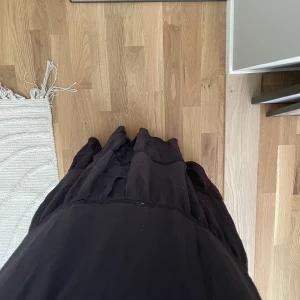 Långkjol hm - Super söt svart långkjol💗kjolen är från hm. Den är i super bra skick och knappt använd. Säljer då den aldrig kommer till användning. Hör av er vid fler frågor eller funderingar💗💗