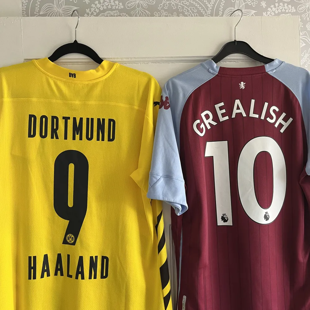Säljer en Dortmund Haaland och en Aston Villa Grealish tröja. Båda är äkta och storlek L, köpta från officiella merch shopparna. Båda är i nyskick. GREALISH SÅLD. Övrigt.