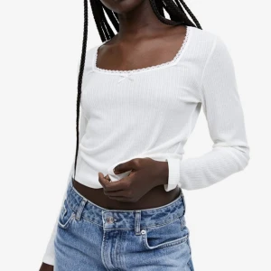 Ribbad topp - Säljer denna jättefina tröjan då den är för liten för mig Aldrig använd, lappen sitter kvar Ord pris 99kr Skriv för egna bilder 