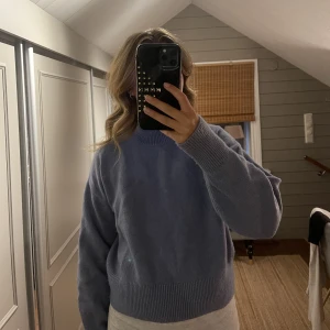 Stickad tröja  - En jättefin och skön stickad tröja från & other stories i jättefint skick!🩵