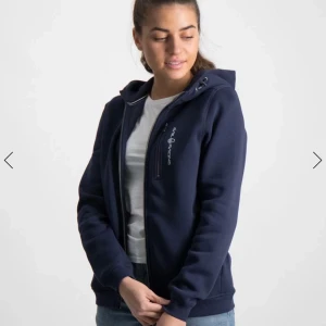 Sail Racing tröja  - Jag säljer min sail racing tröja då den är för liten för mig tyvärr. Den är köpt för ungefär 1 år sedan men inte riktigt kommit till användning. Tröjan är mörkblå, i storlek 150. Jag kan sänka mitt pris!!!!  (köparen står för frakt) 