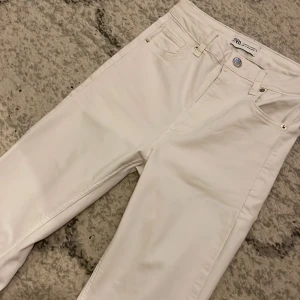 Jeans - säljer dessa super fina stretchiga Zara jeans för endast 100kr. dessa är super sköna att ha på sig på vardagen och jätte långa med högmidja. 💞💕