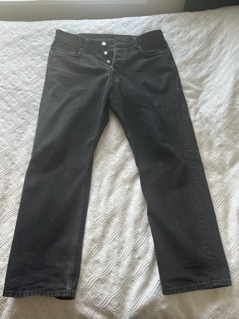 Svarta Weekday jeans  Finns lite slitage vid nedre delen av rumpan, annar är de i bra skick . Jeans & Byxor.