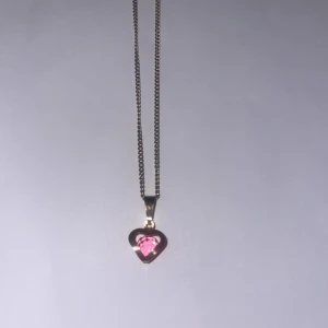 Berlock halsband - Berlock 18k guld - Månadssten. Klassiskt hängsmycke i äkta guld i form av ett hjärta med månadssten. Använd ett fåtal gånger pågrund av att den inte riktigt passar mig. Köpt för 800kr pris kan diskuteras. Äkta guld!