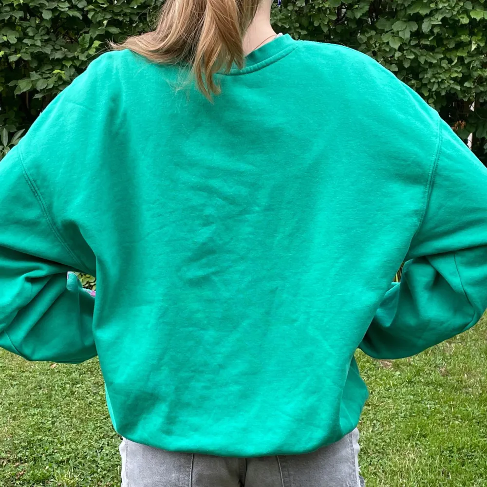 Grön tjock tröja med färgglada prints på. Bra passform och skönt material.. Tröjor & Koftor.