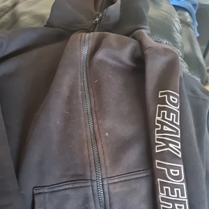 Peak performance kofa - En svart peak performance kofa inte så bra skick och ganska smutsig men det går bort i tvätten nog